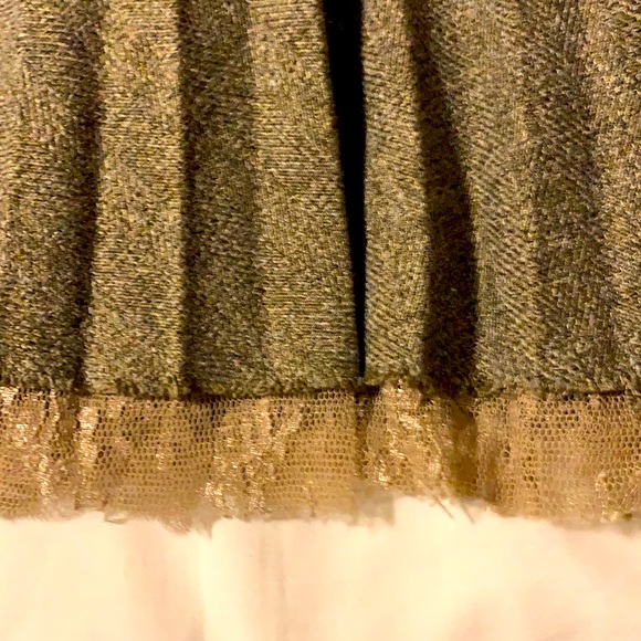 Distressed skirt💥$10 - Picture 2 of 2